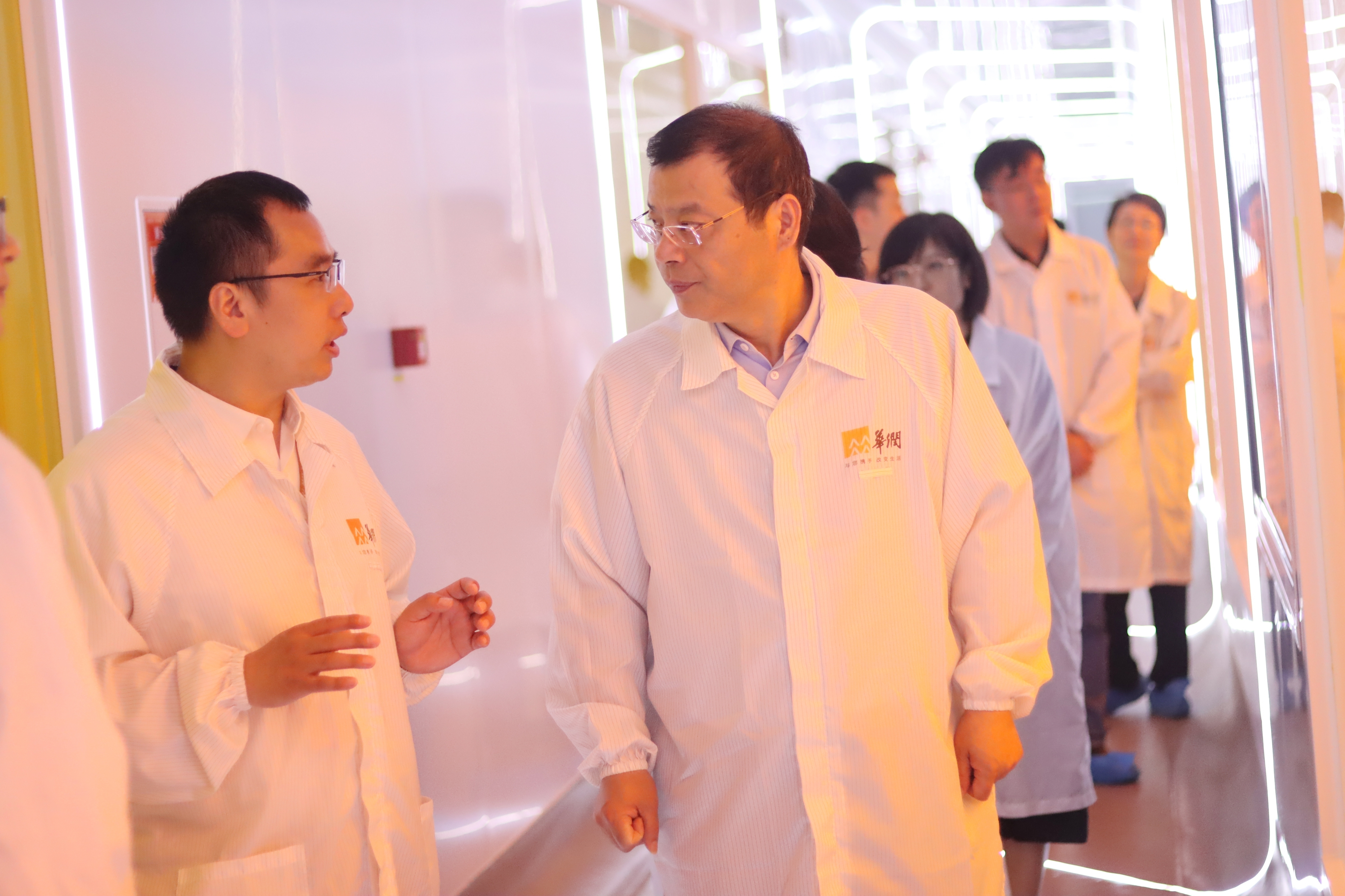 2-豪门集团全华强总会计师一行参观8吋和12吋功率半导体晶圆生产线
